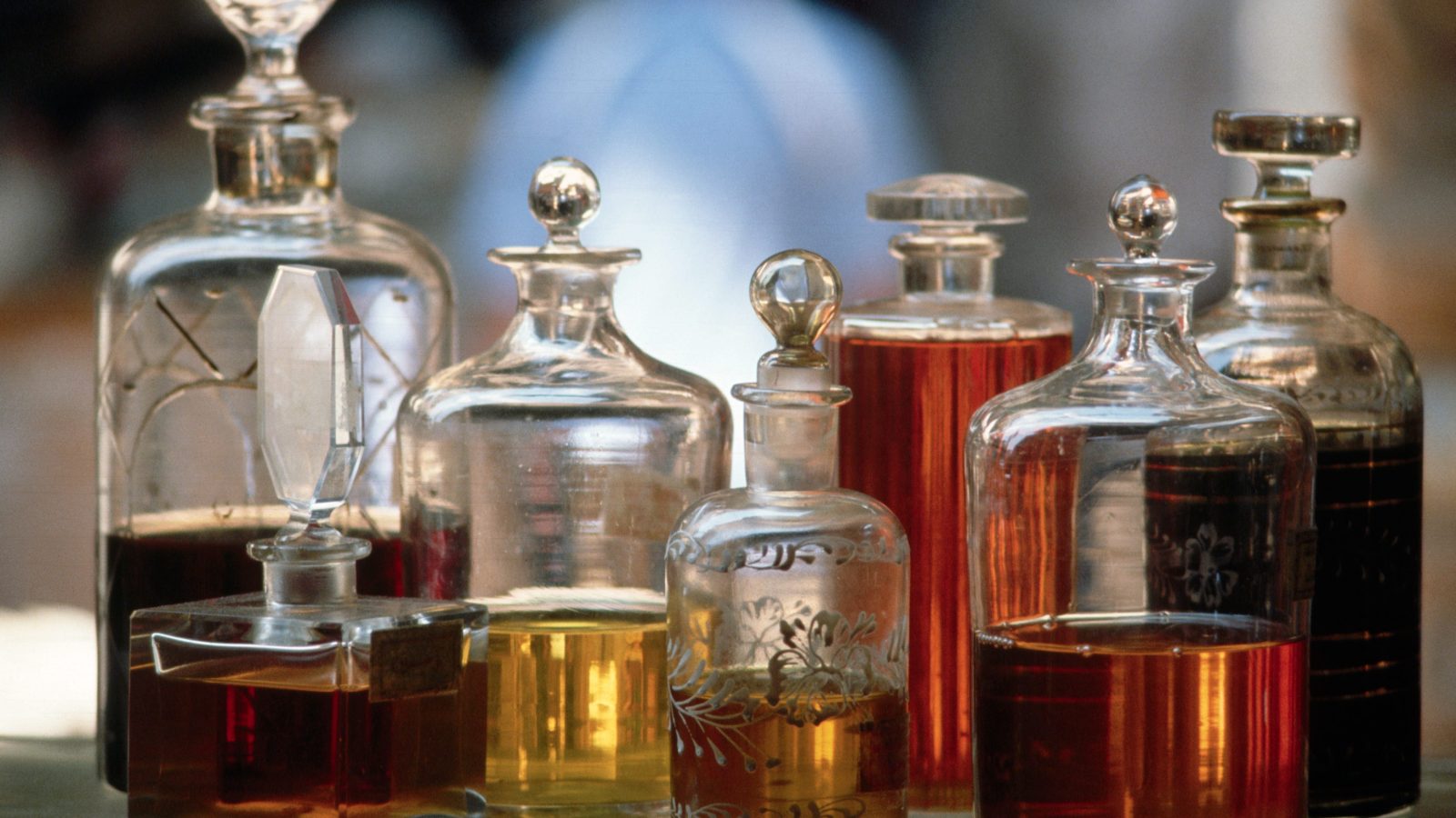 A Simple Guide to Mixing Fragrances, According to Experts
