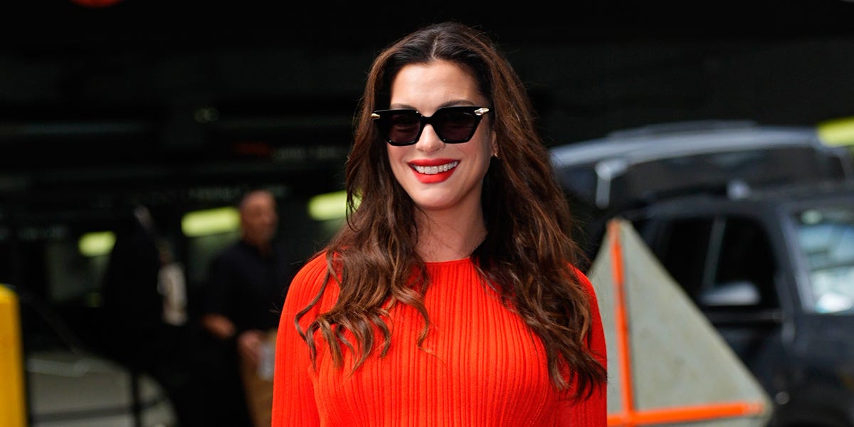 Anne Hathaway’s Latest Maternity Look Is Straight-Off-the-Runway Carolina Herrera
