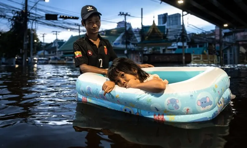 Bangkok floodwaters recede as Thai Airways battles baggage chaos