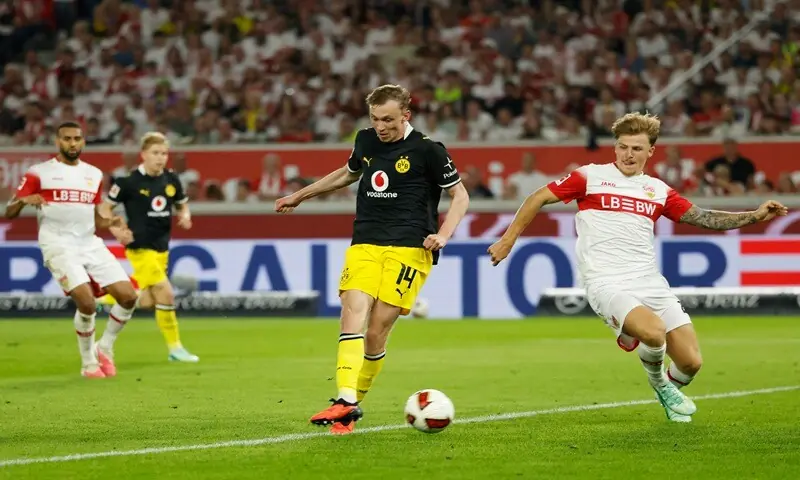 Dortmund sink Stuttgart to climb to Bundesliga summit