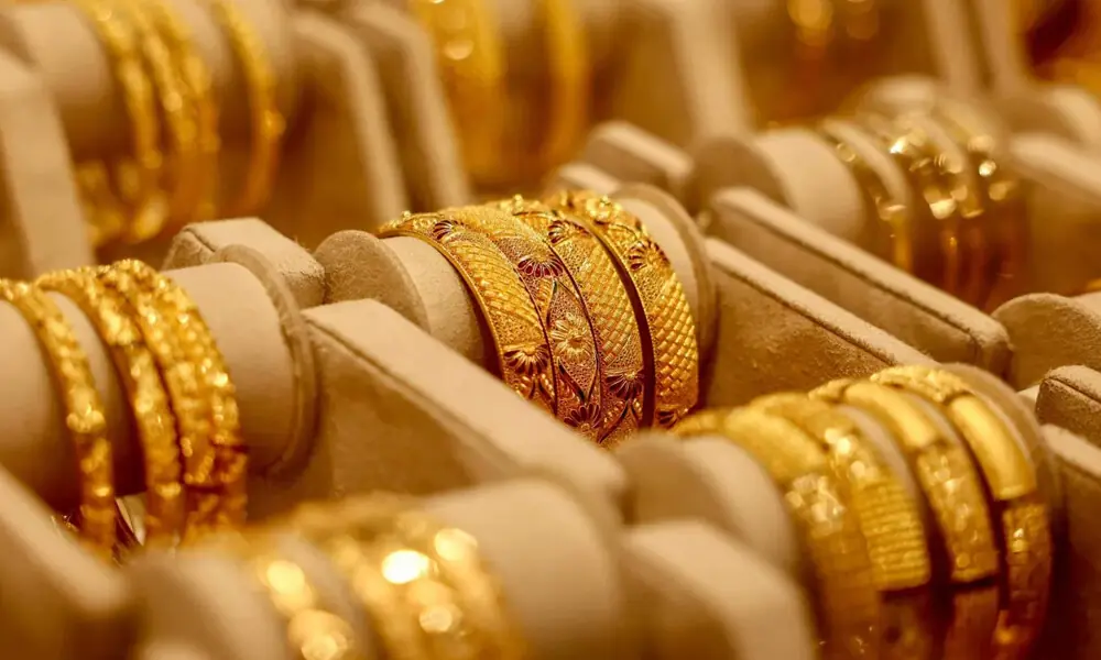 Gold price drops by Rs3,800 per tola in Pakistan