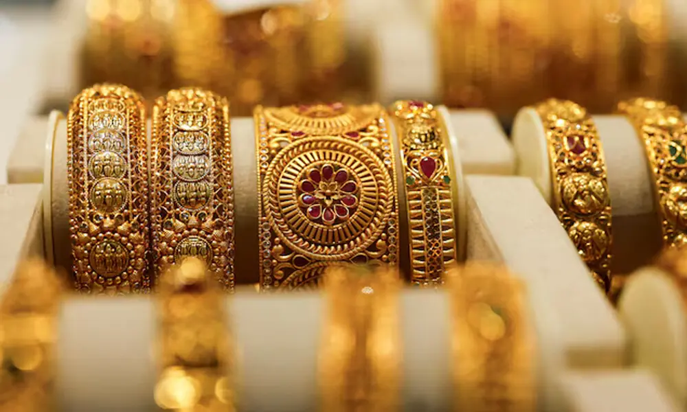Gold price drops by Rs800 per tola in Pakistan
