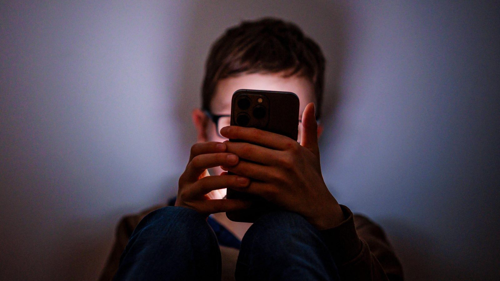 High screen usage in children linked to poorer outcomes, major study suggests