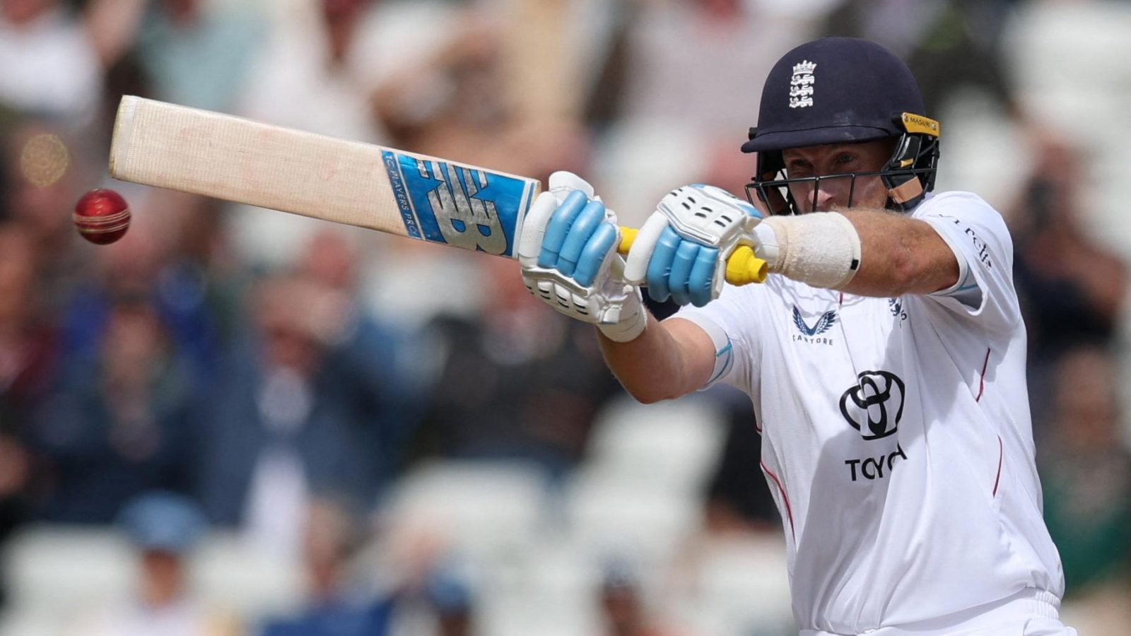 Joe Root makes most of no-ball luck as England win despite Pakistan scare