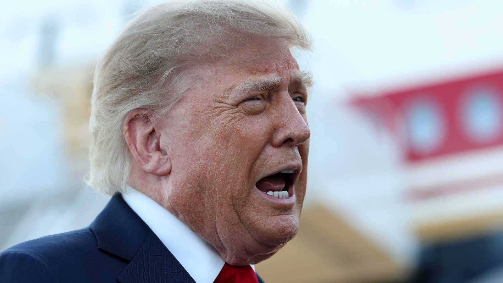 Major TV Networks Suspend White House Pool Coverage of Trump in Protest of His CNN Ban