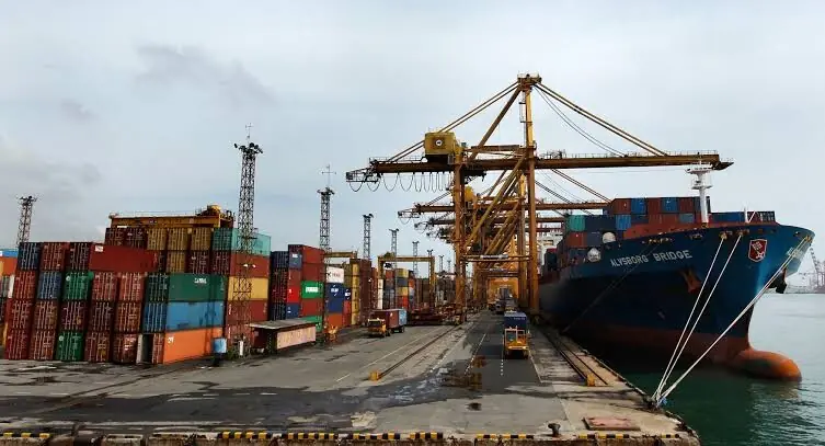 Maritime minister seeks measures to ease textile exporters’ port issues