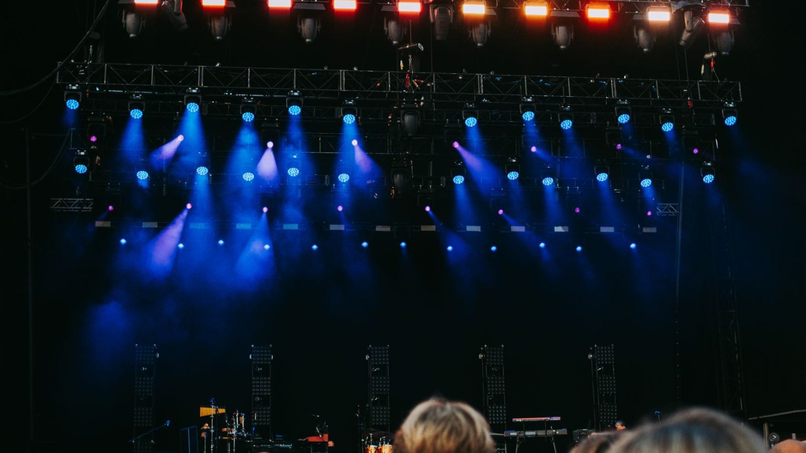 Night concert scene with audience, stage, and colorful lighting effects.