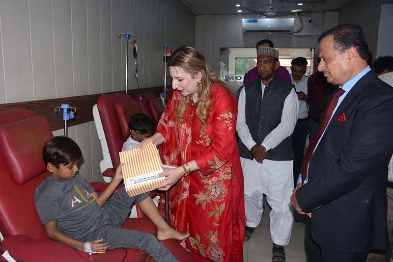 PEMRA Director General Ayesha Manzoor Wattoo distributes gifts among thalassemia patients during her visit to the Sundas Foundation.