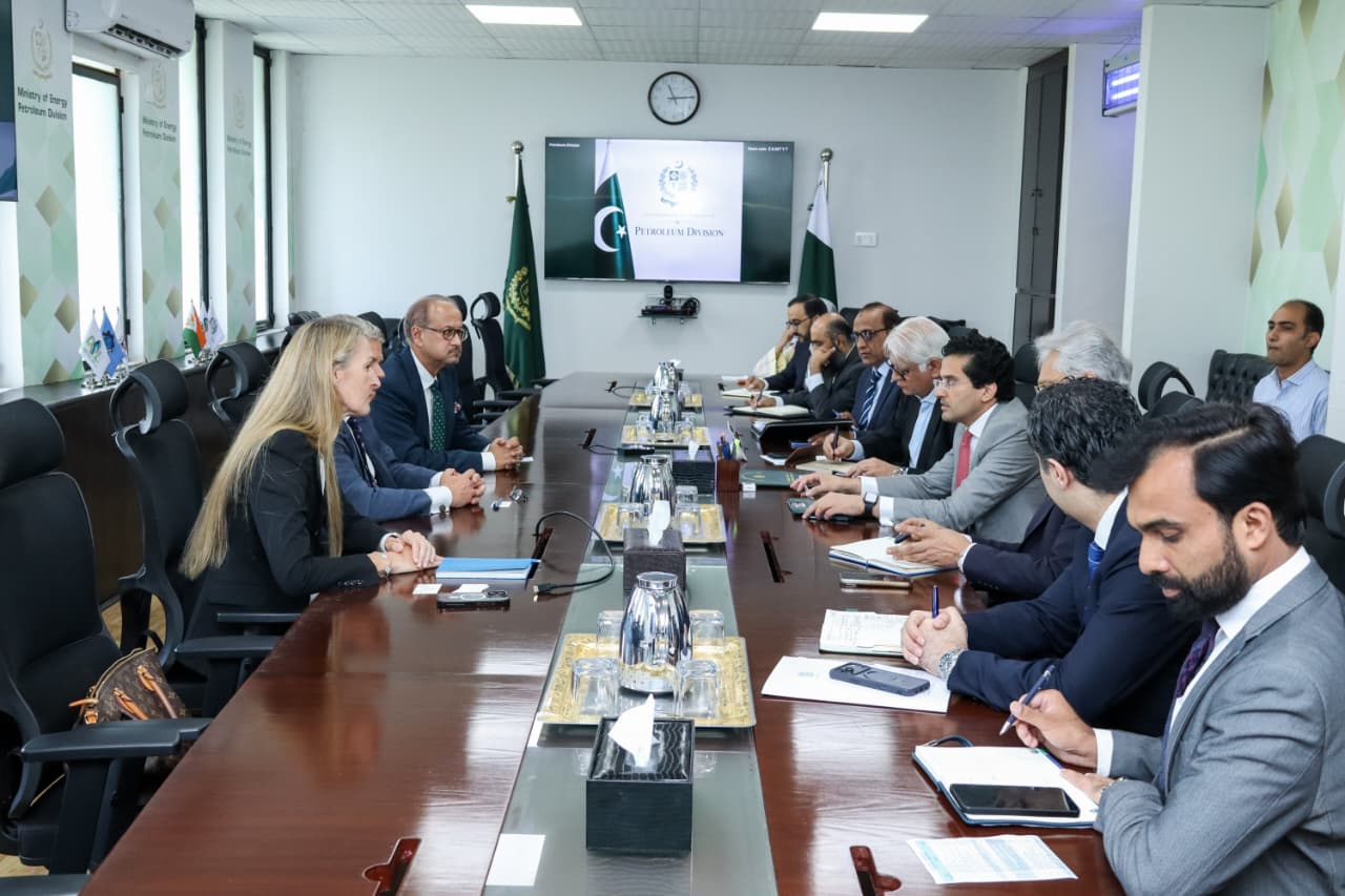 Petroleum minister discusses energy investment, refinery upgradation with VTTI, Honeywell UOP