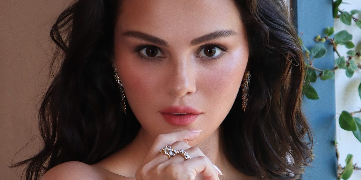 Selena Gomez Just Made ‘Metallic Sunset’ the Nail Trend of Fall