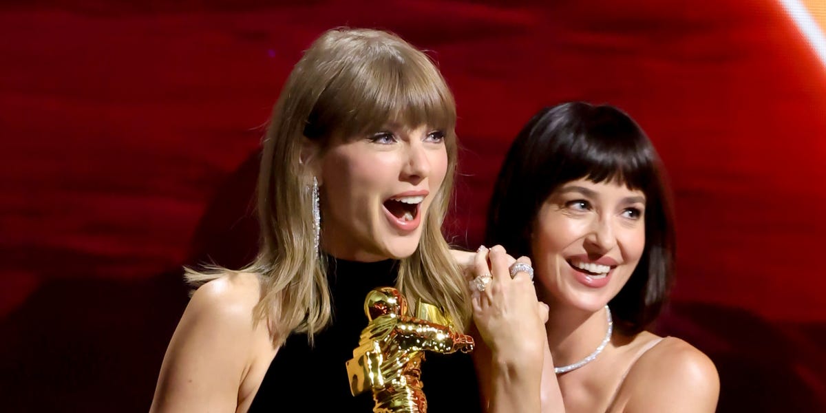 The “Soft French Fringe” Is Fall’s Most Flattering Hair Transformation, As Seen on Dakota Johnson and Taylor Swift