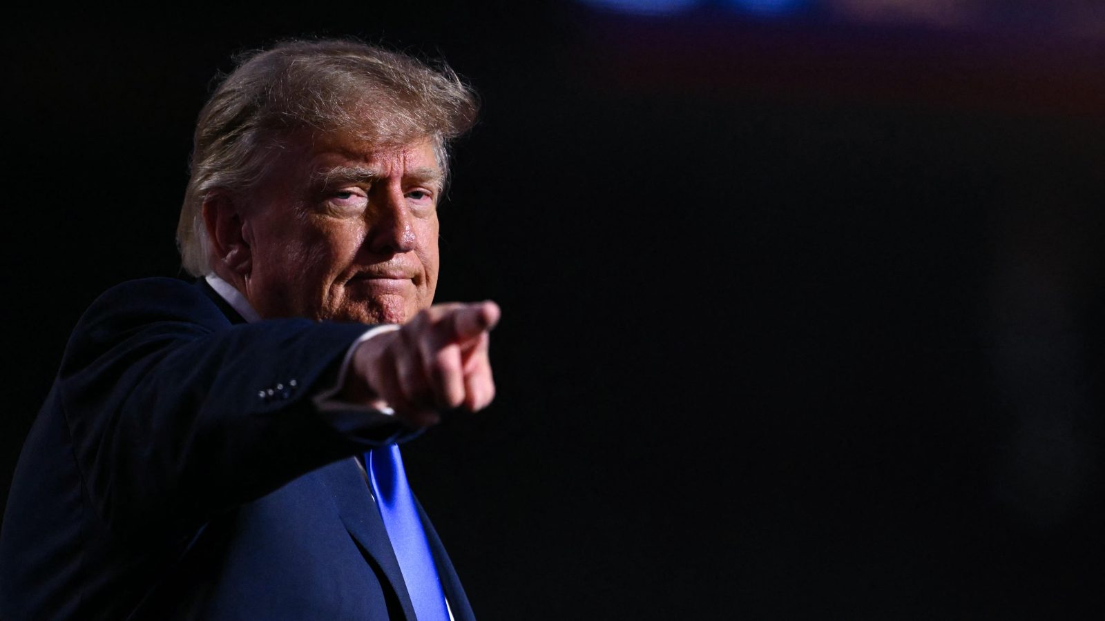 Trump: we will pay every US citizen $5,000 if Republicans win midterms – video