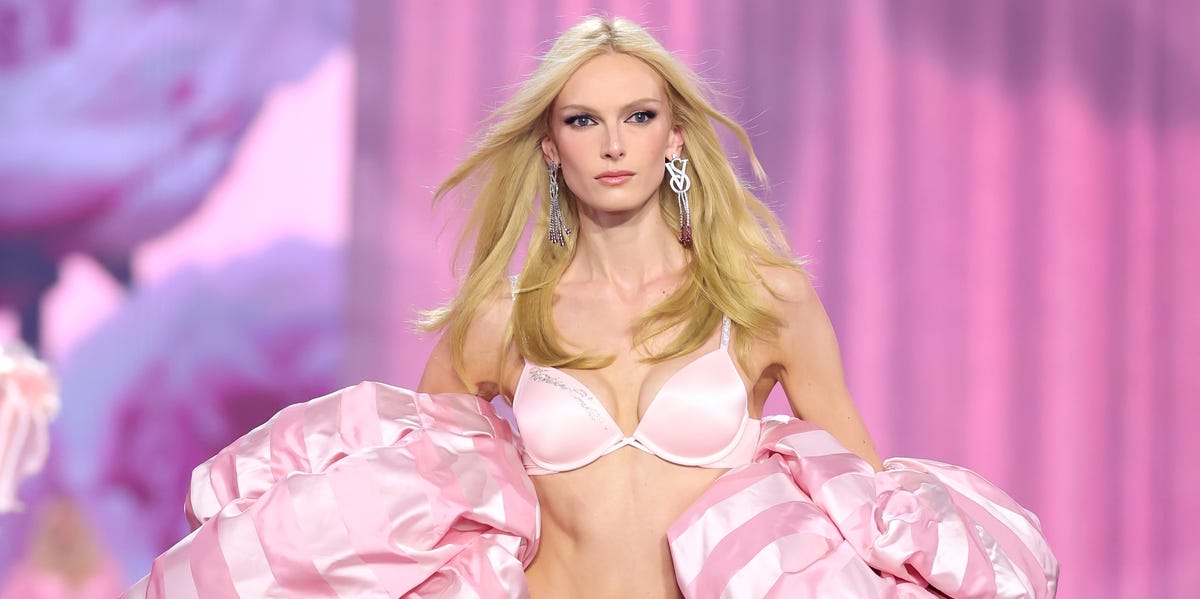 Alex Consani Returns to the Victoria’s Secret Fashion Show—This Time in a Puffy Pink Cape