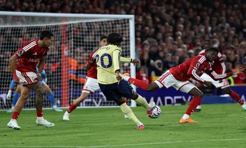Arsenal strike late to keep pressure on Man City as Man Utd held