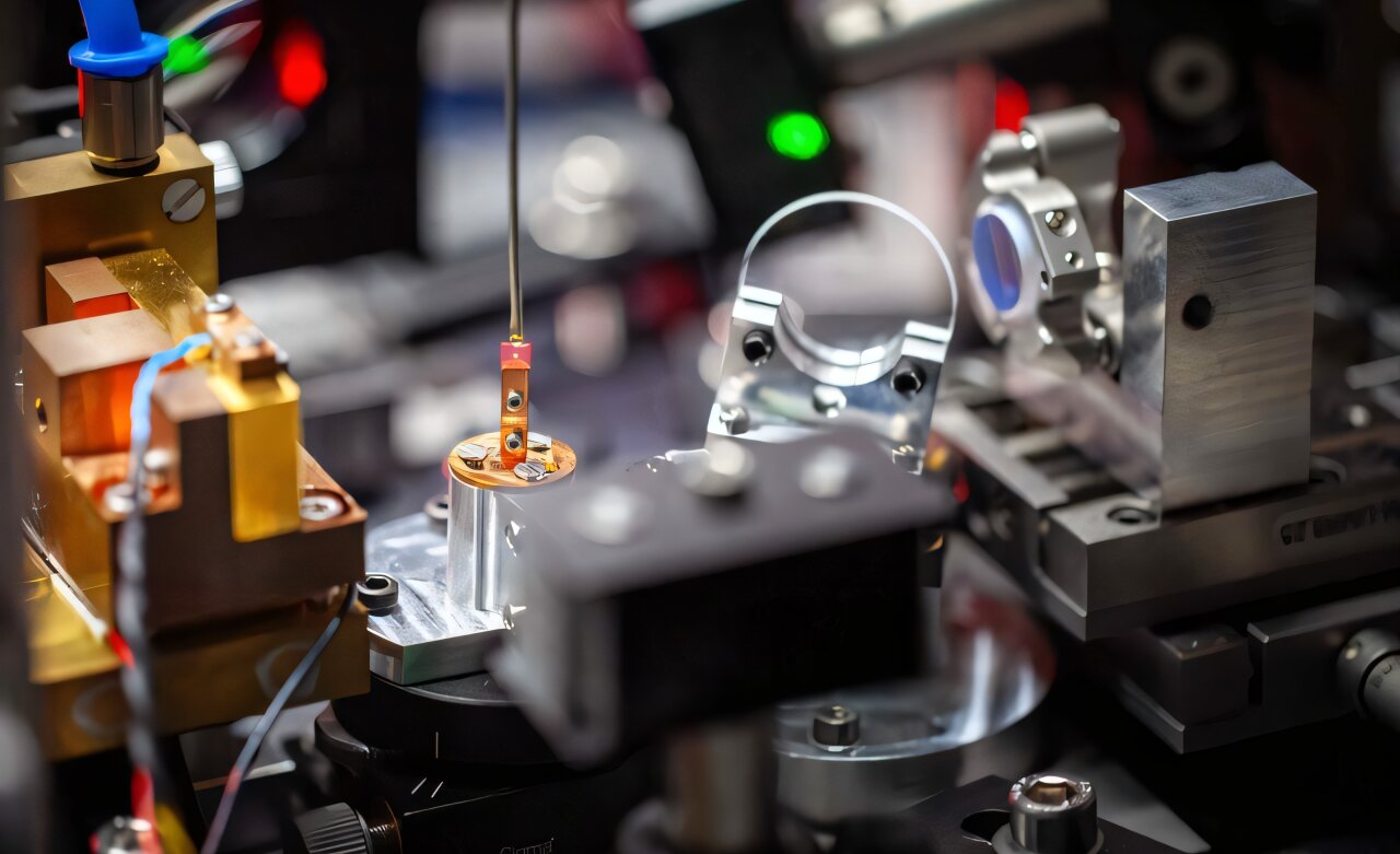 Diamond laser system achieves 100% optical contrast in magnetic-field readout