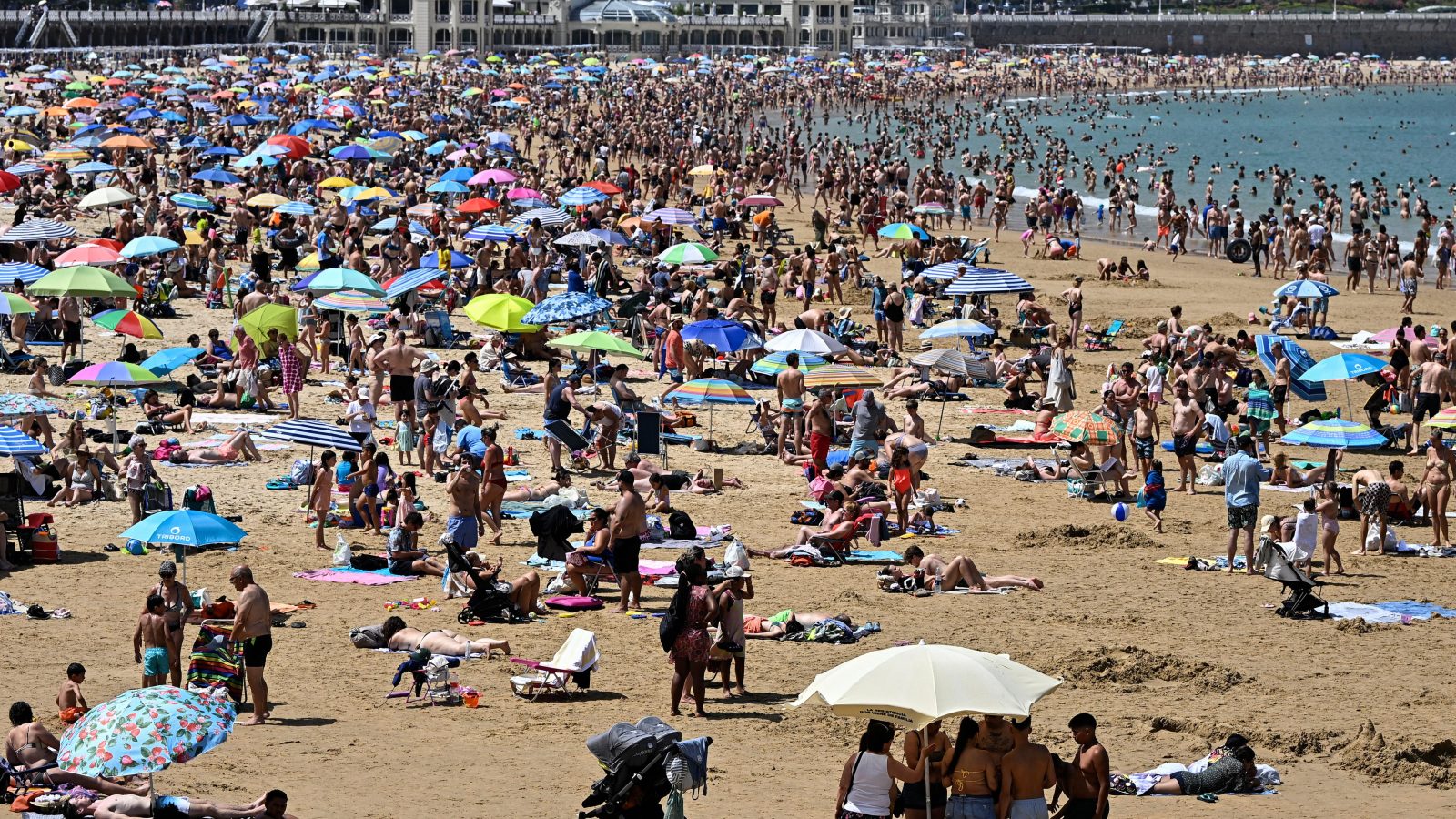 Extreme heatwaves in Europe not changing Brits’ holiday plans, say travel bosses