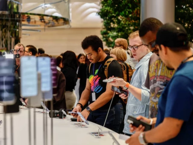 Global smartphone shipments record worst third quarter in 14 years amid memory shortage