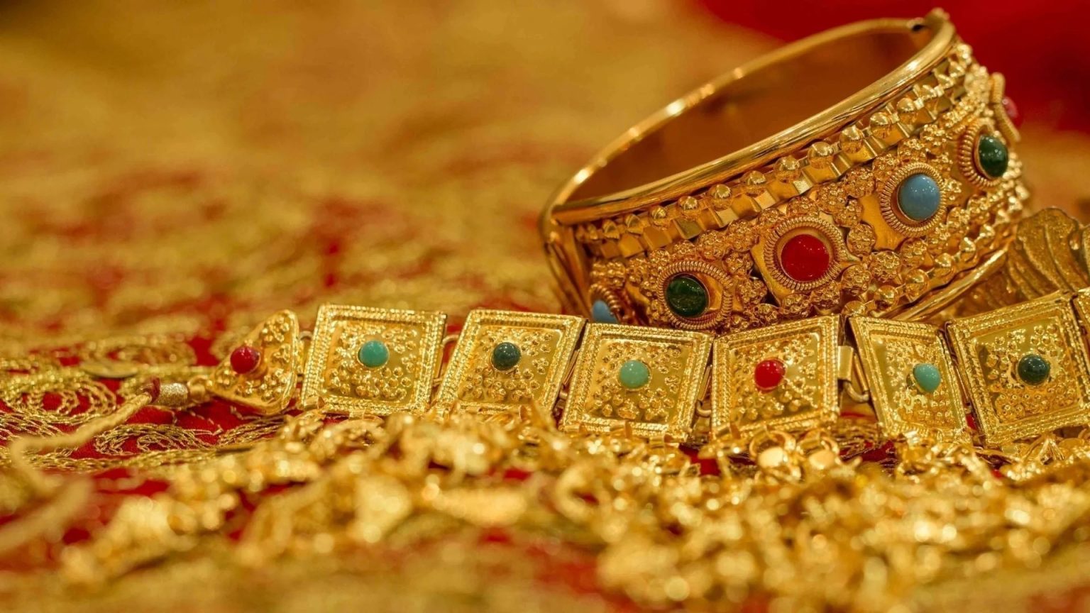 Gold prices fall by Rs1,300 per tola
