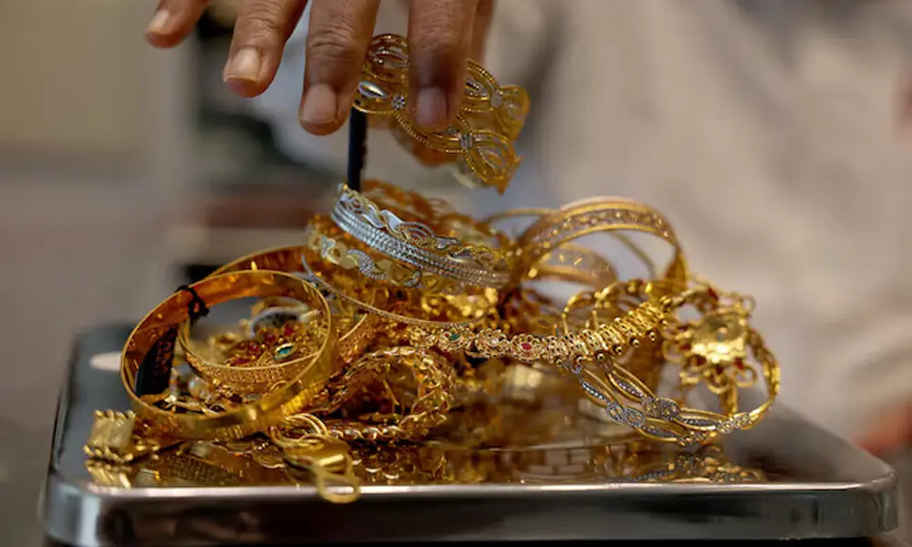 Gold prices in Pakistan decline Rs3,000 per tola amid global losses