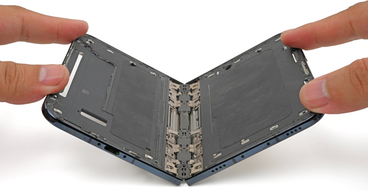 Here’s why the iPhone Duo’s hinge could be cracking the screen