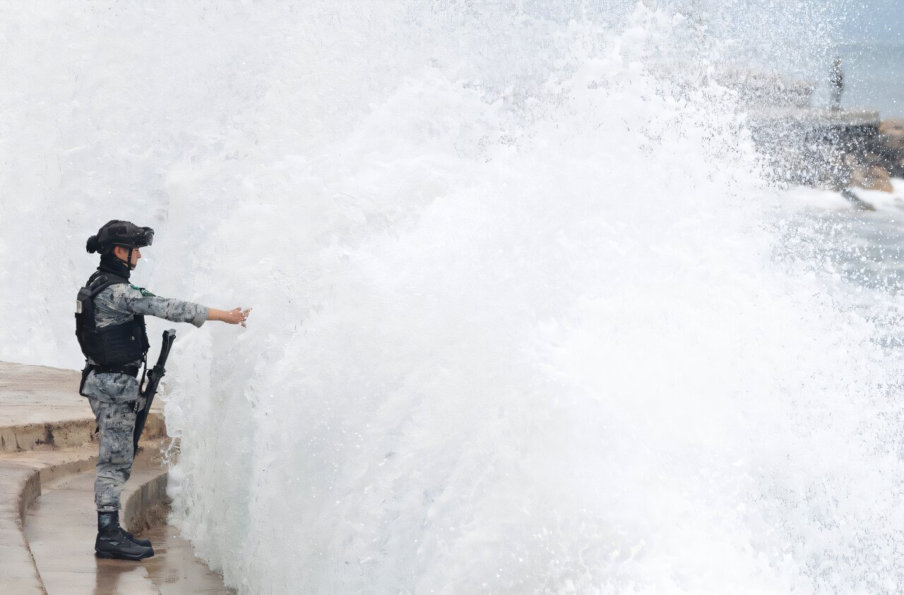 Hurricane Simon lashes Mexico's Pacific coast, threatens landfall