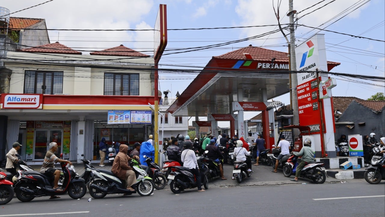 Indonesia cuts gas to Singapore amid Borneo, Sumatra wildfire haze