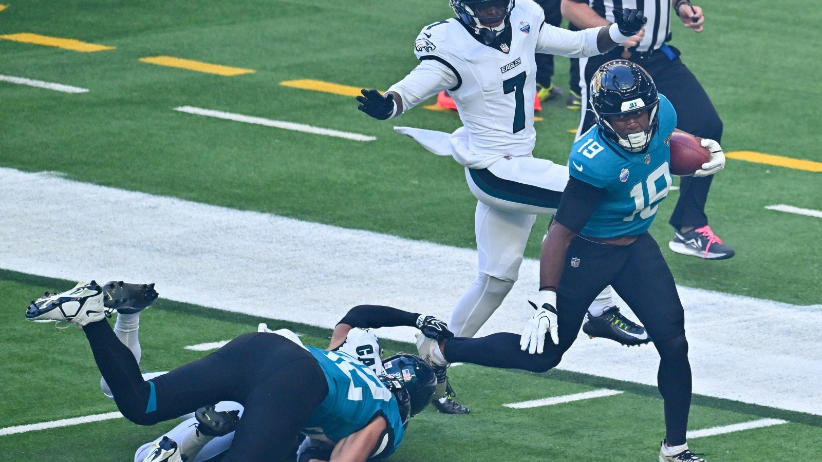Jaguars and Eagles have two players ejected after opening-kickoff brawl in London