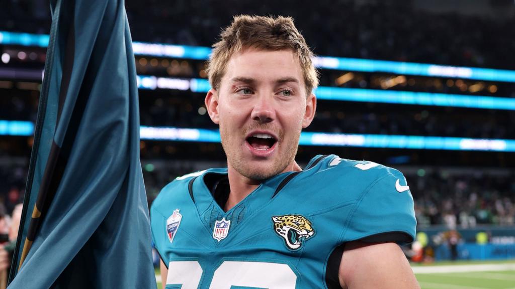Jaguars beat Eagles with last-second kick in London