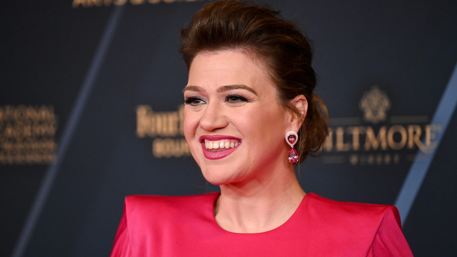 Kelly Clarkson Says ‘I Love AI’ but AI Artists Should Not Be on the Same Music Charts as Humans