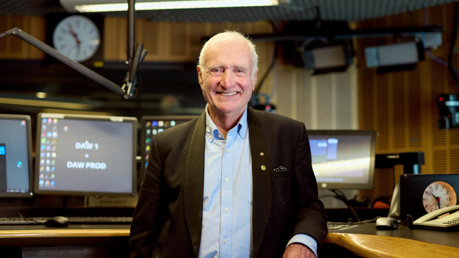 Long-serving ABC broadcaster Robyn Williams to leave The Science Show after 51 years