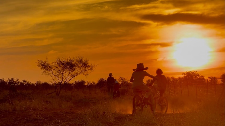 Outback students create song with award-winning country musician