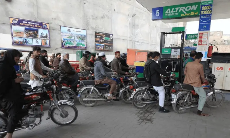 Petrol price down by Rs2.93 per litre, high-speed diesel's rate up by Re0.61
