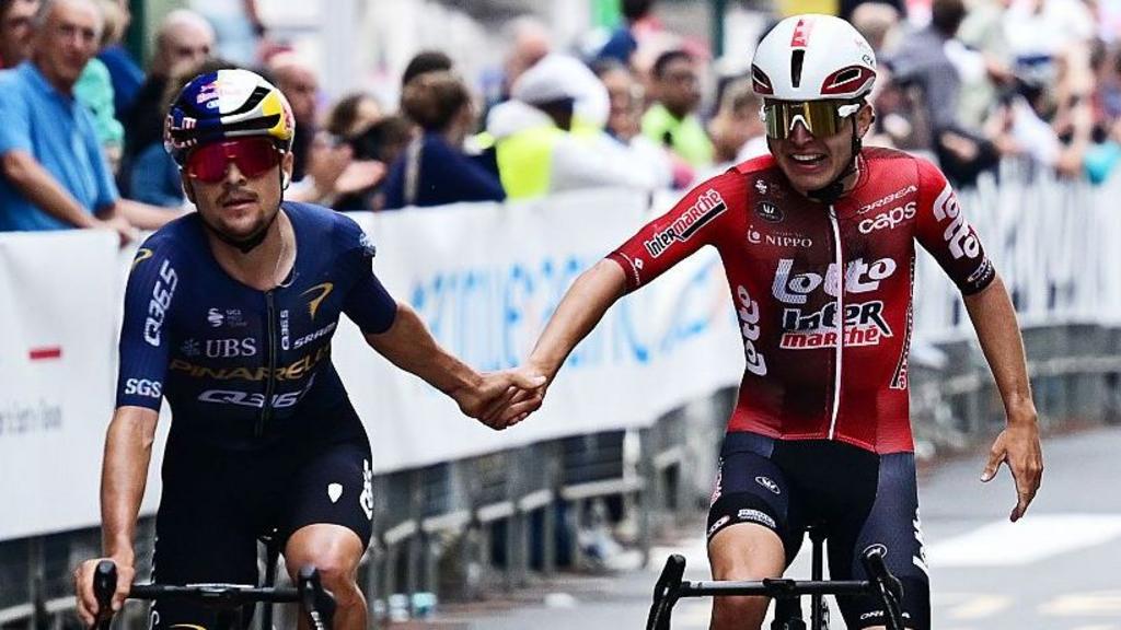 Pidcock angry after team-mates hit by police vehicle