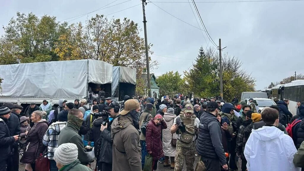 Residents leave Russian-occupied Oleshky in evacuation operation