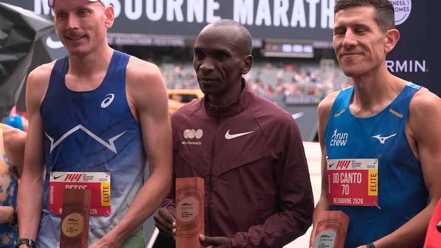 Running legend Kipchoge sets race record at Melbourne Marathon