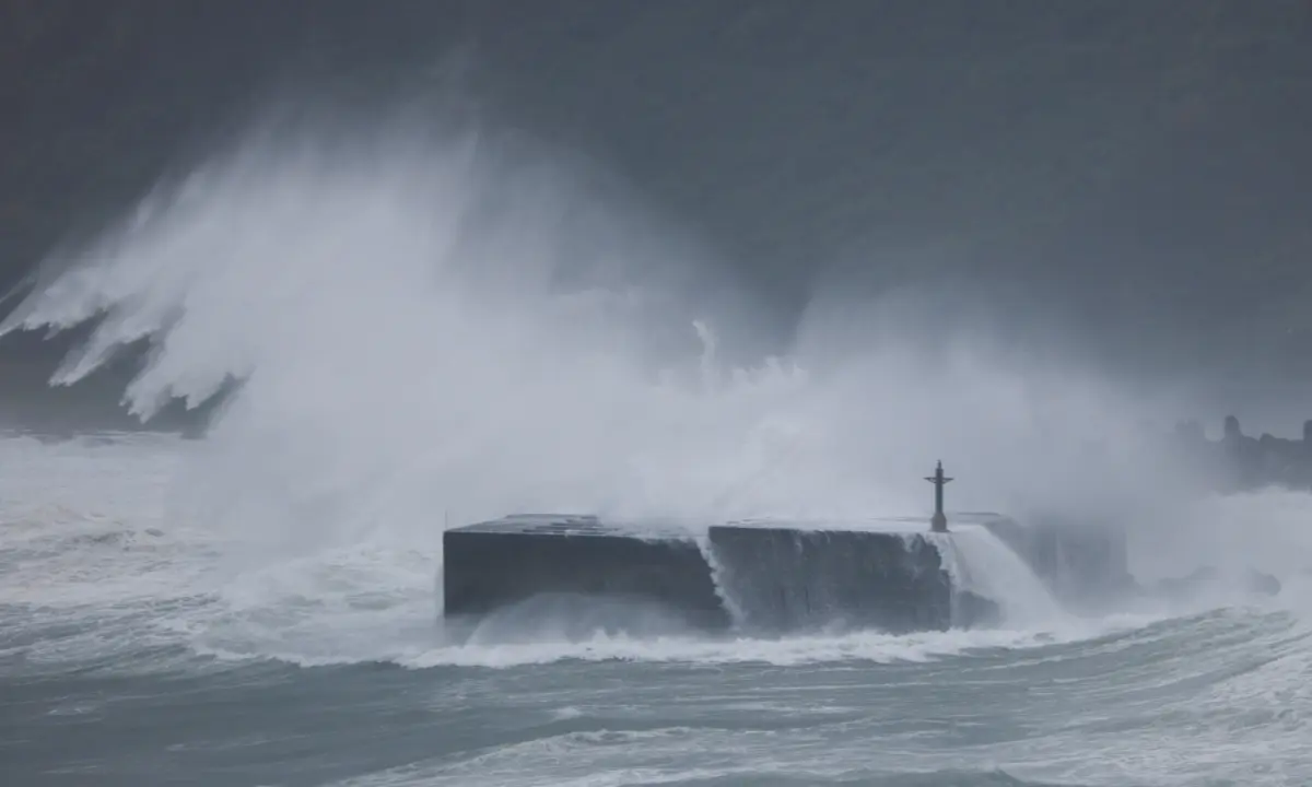 Taiwan shuts down ahead of Typhoon Champi, nearly 1,000 flights cancelled