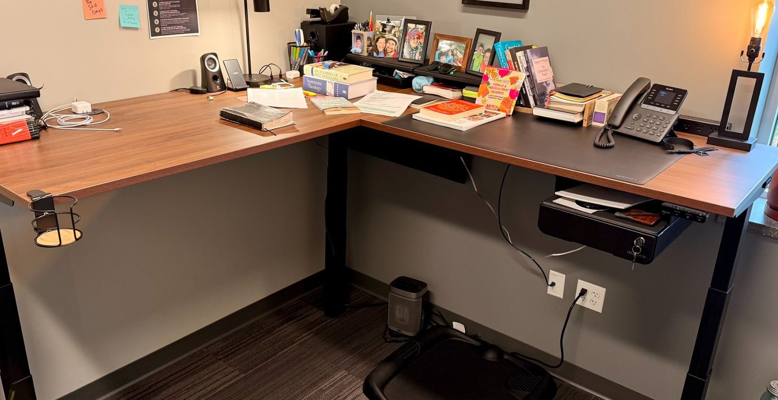 Uplift V3 L-shaped standing desk review
