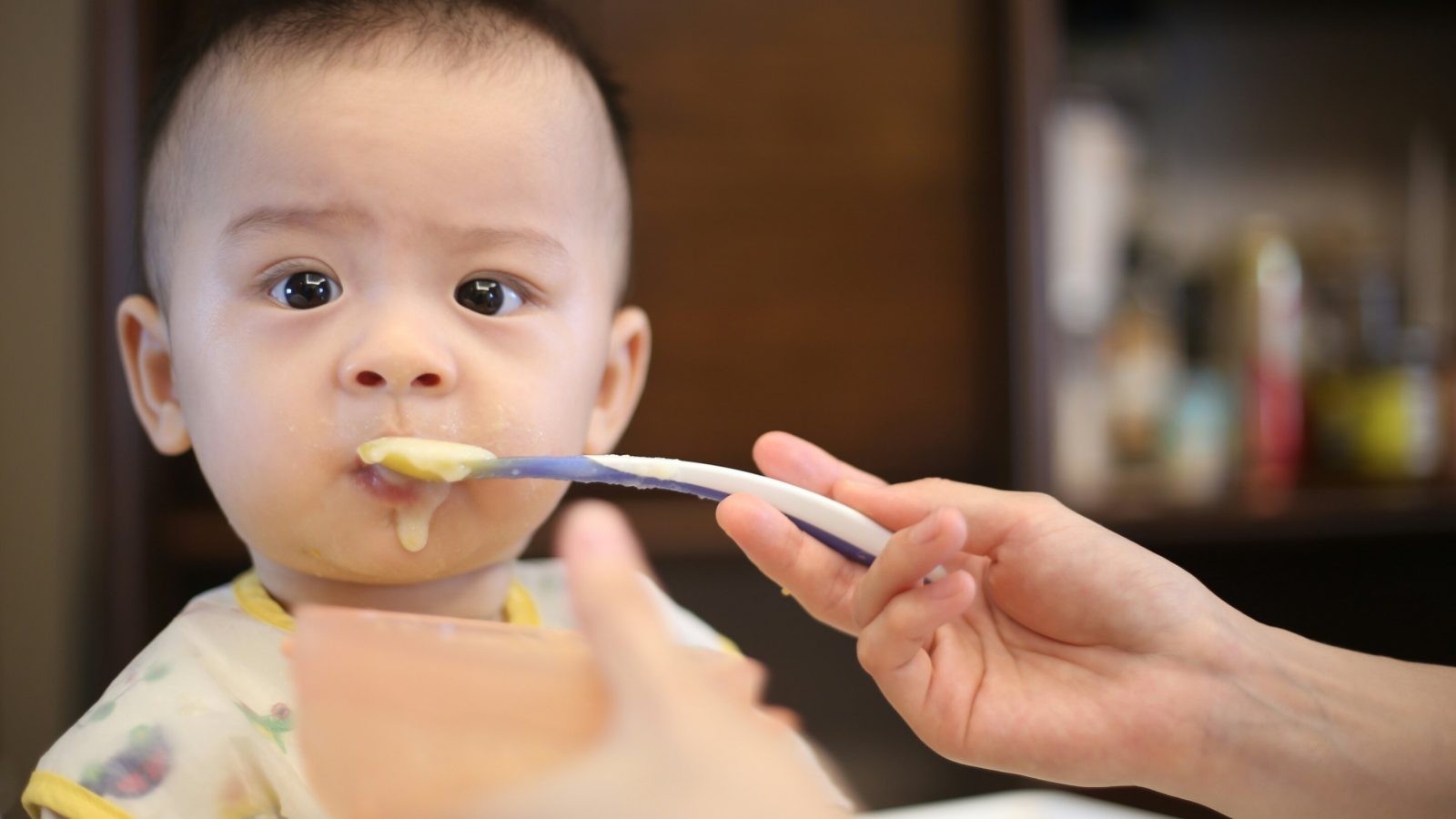 Young infants see saliva sharing as a sign of a close bond, experiments suggest